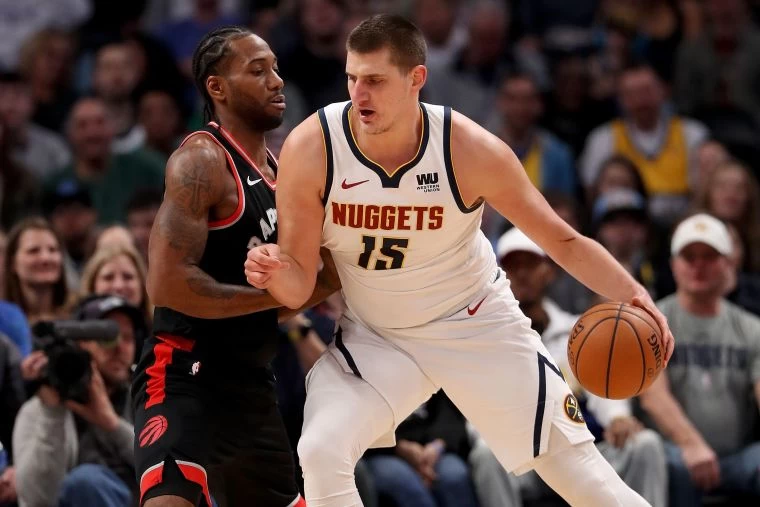金塊上一場客場Nikola Jokic(右)失常，回主場可望復仇。法新社