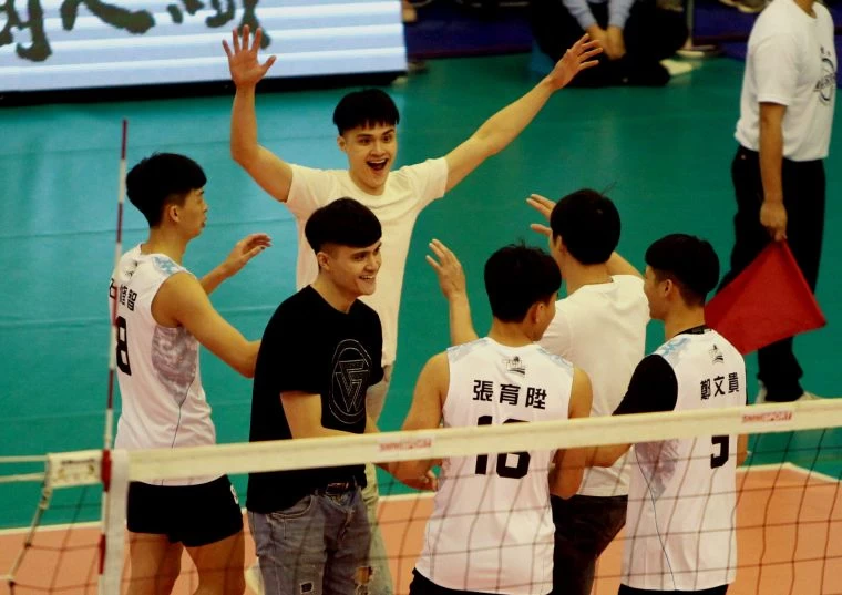 「電眼雙帥」劉鴻敏、劉鴻杰著牛仔褲上場救援一樣拼勁十足。林嘉欣/攝影。