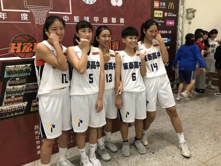 林妘樺（右起）、林詩憶、陳筱涵、蕭涴予、楊淑琄5人替嘉義水上國中打到第八後，聯手進東泰己連當6年隊友，終再嘗八強滋味。
