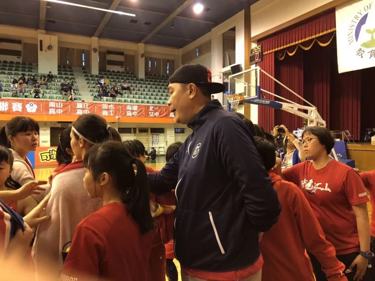 開局0：9、滬江教頭吳志偉帽子反戴，果真逆轉勝保八強。
