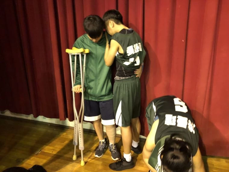 陽明第一射手林宥綸第二戰對永仁腳踝「大翻」不克再戰，今天輸球後拄著枴杖與張舒涵互擁而泣。