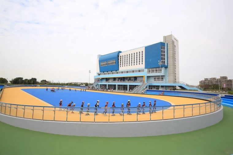 港區運動公園的戶外溜冰場,為一大型國際級正規的滑輪溜冰場。