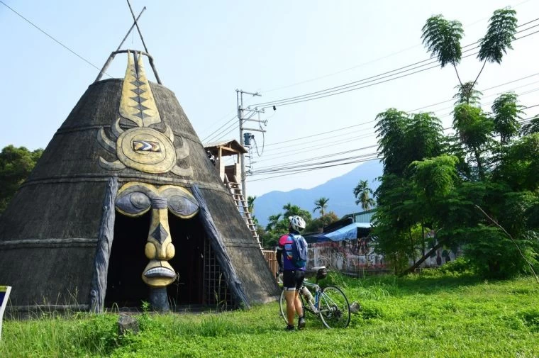 途經禮納里部落、台灣原住民文化園區及安坡童玩部落等原住民部落,給車友最原始的體驗。