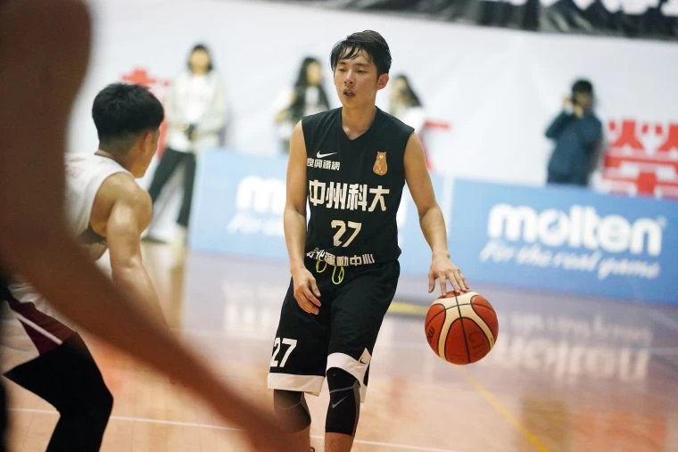 中州楊育栓三分球9投中3得18分、4抄截。