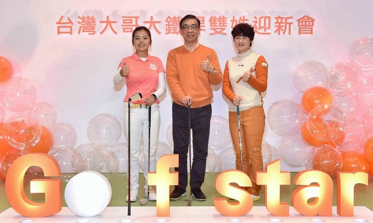 台灣大哥大總經理鄭俊卿(中)與旅美好手徐薇淩(左),歡迎李旻加入台灣大家族。