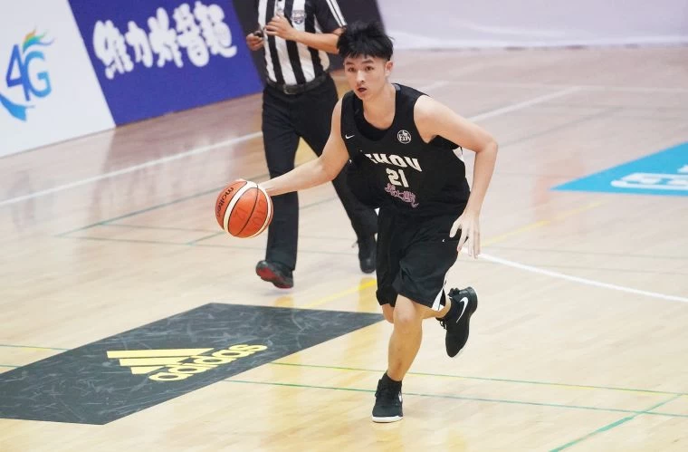 義守中鋒呂威霆16分、8籃板及火鍋、抄截各2。