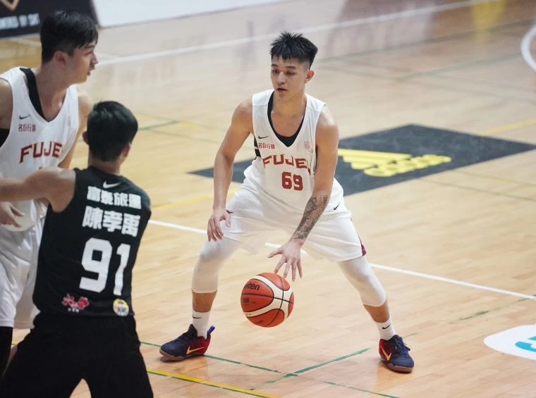 輔大盧峻翔拿下全隊最高24分,外加8籃板及助攻、抄截各3。