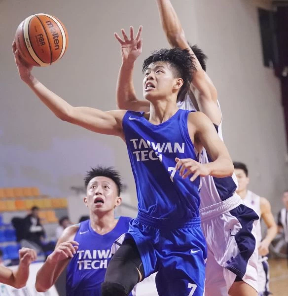 台科大一菜鳥陳孝榕三分球9投中3。
