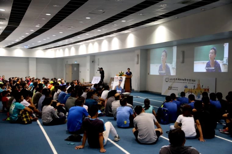 2019高雄Mizuno國際馬拉松 10週年系列講座高雄場,別開生面在室內跑道熱身區熱絡舉行。高雄市政府運動發展局 提供