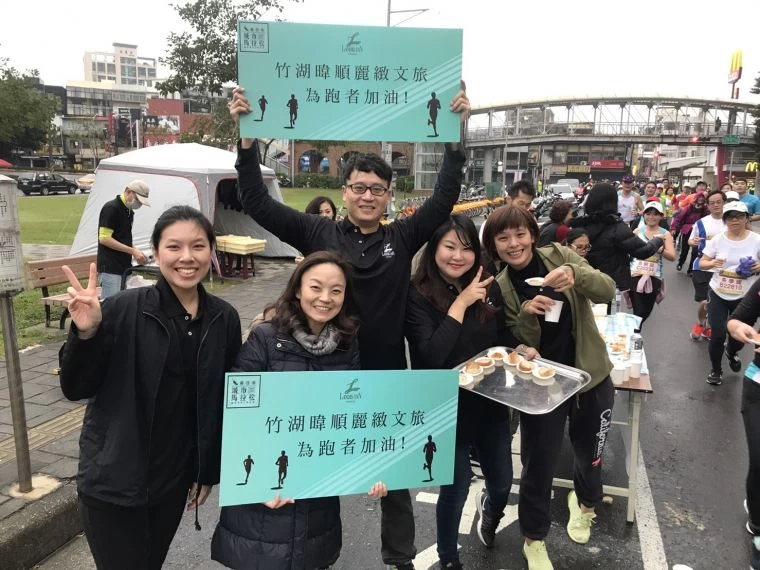 在地旅館在賽道上提供補給。
