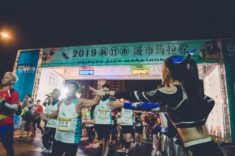跑者與中華大學啦啦隊擊掌。