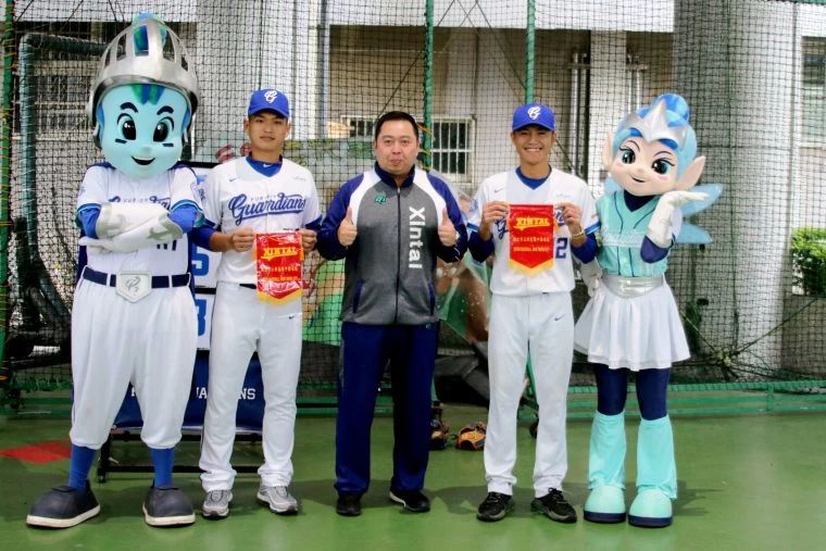 富邦悍將球星王正棠(左二)、李宗賢(右二)與新泰國中張國振校長共同合影。
