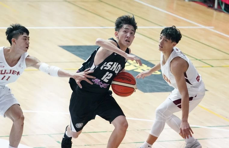 義守白曜誠,今天回來也進1個三分球,9分、3籃板、2助攻。