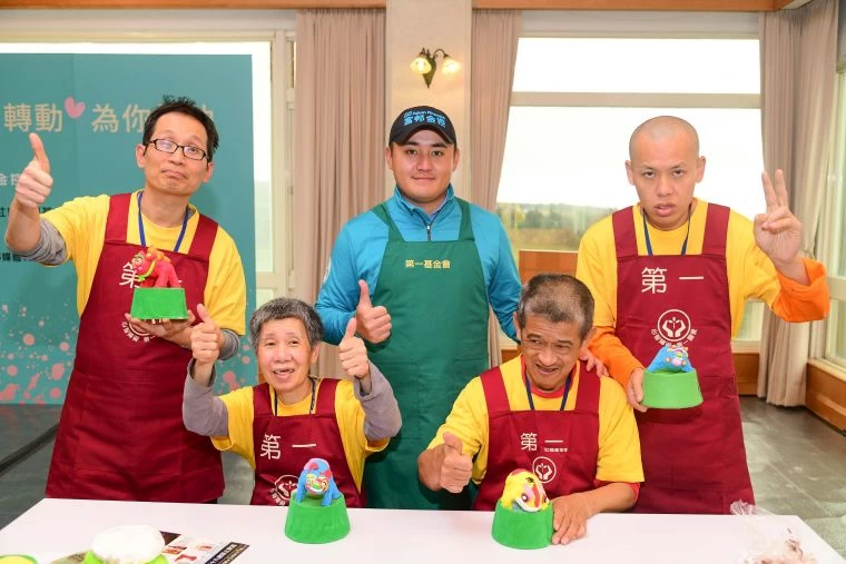 台灣高球好手葉昱辰陪著學員們一起做黏土作品,並開心地和學員們以及作品合照。