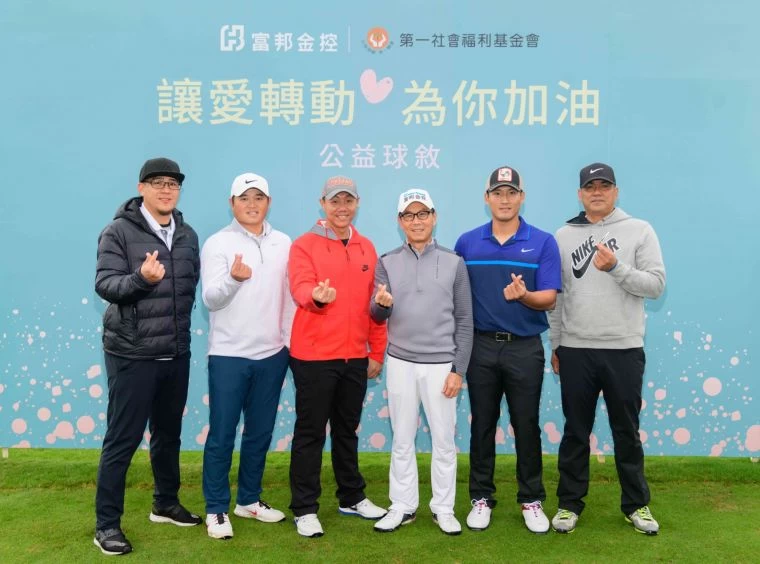 今日富邦集團董事長蔡明忠(右三)特別到場,呼籲大家一同關注雙老化議題,富邦悍將副領隊陳金鋒(右起)及富邦悍將球星林哲瑄、林益全、胡金龍、蔣智賢都到場一同響應!