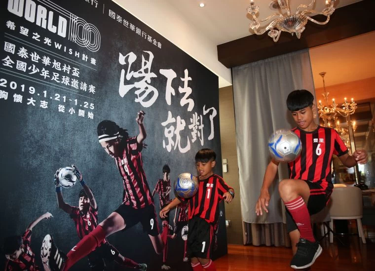 豐里國小球員展現足技。李天助攝