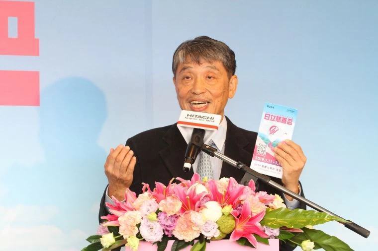 株式會社曰立製作所台灣代表陳世鴻手拿大會特別印製的2019新規則搞要。