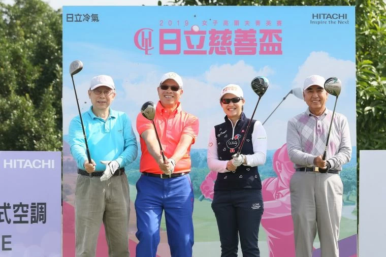 職業女將李旻(右二)與三位社會業餘人士以60桿贏得配對賽冠軍。