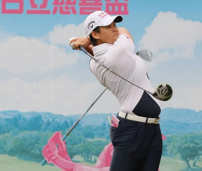 曾雅妮第一回合打出69桿(-3),暫時並列第五。