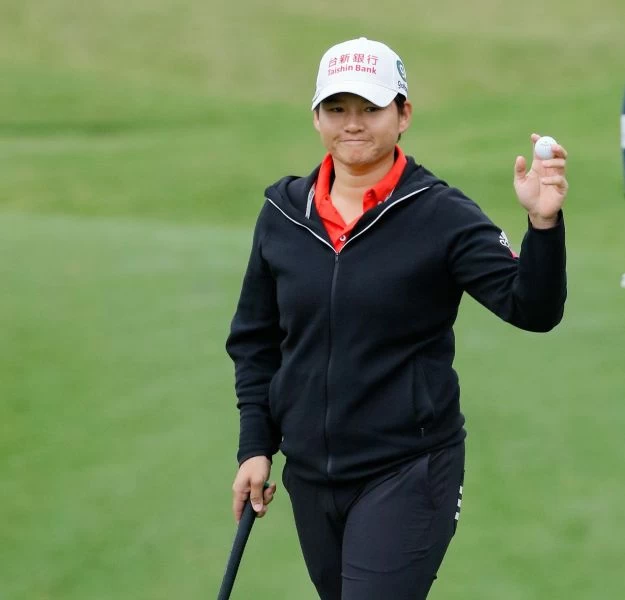 曾雅妮以兩回合總桿141桿(-3)暫時並列21。