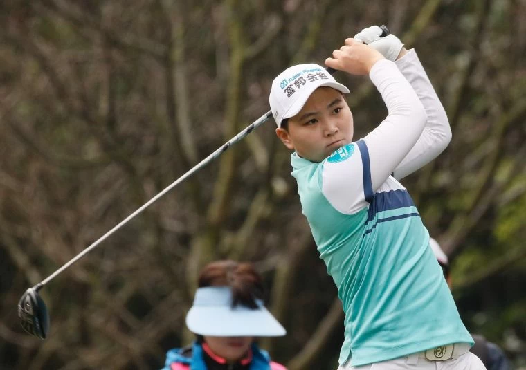 陳宇茹以兩回合總桿136桿(-8)單獨領先。