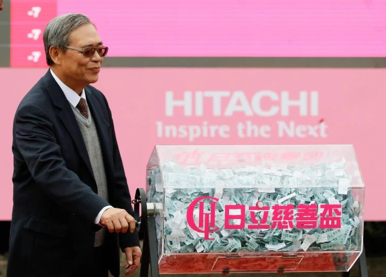 台灣日立江森自控股份有限公司總經理張簡敏杰抽出今日最大獎兩名。