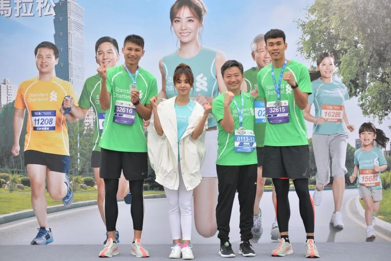 渣打國際商業銀行總經理林遠棟以及蔡依林分別為陳奎儒、向俊賢掛上完賽獎牌。