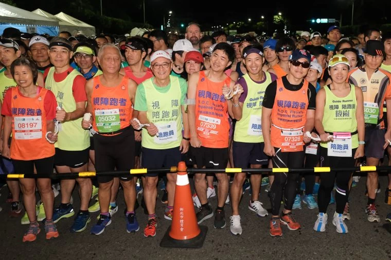 「2019渣打臺北公益馬拉松」視障跑者在陪跑員引領下跑出無懼未來!