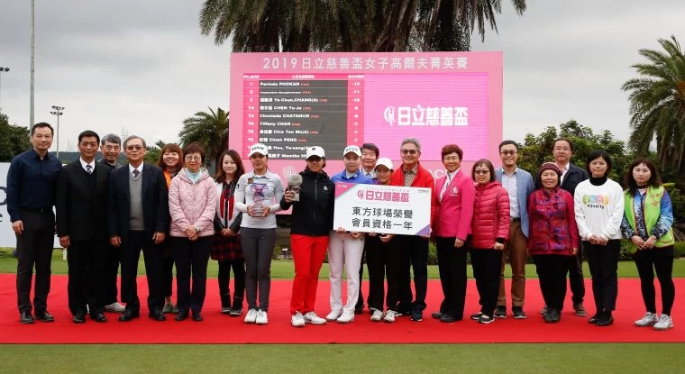 獲獎選手與出席貴賓及慈善團體合影。