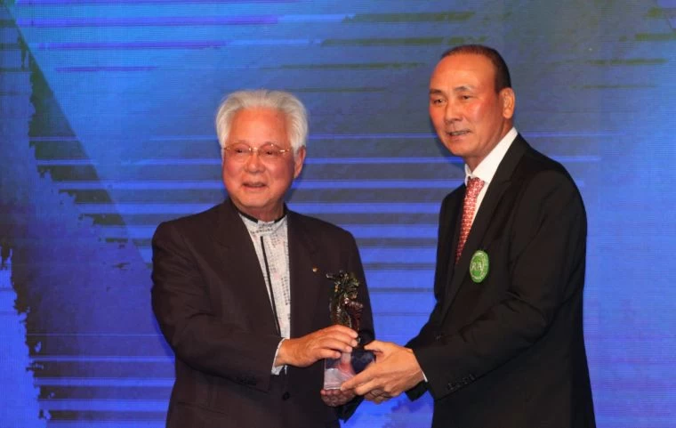 三商企業董事長翁肇喜(左)頒台巡賽獎金王林文堂由陳志忠代表接受。鍾豐榮攝