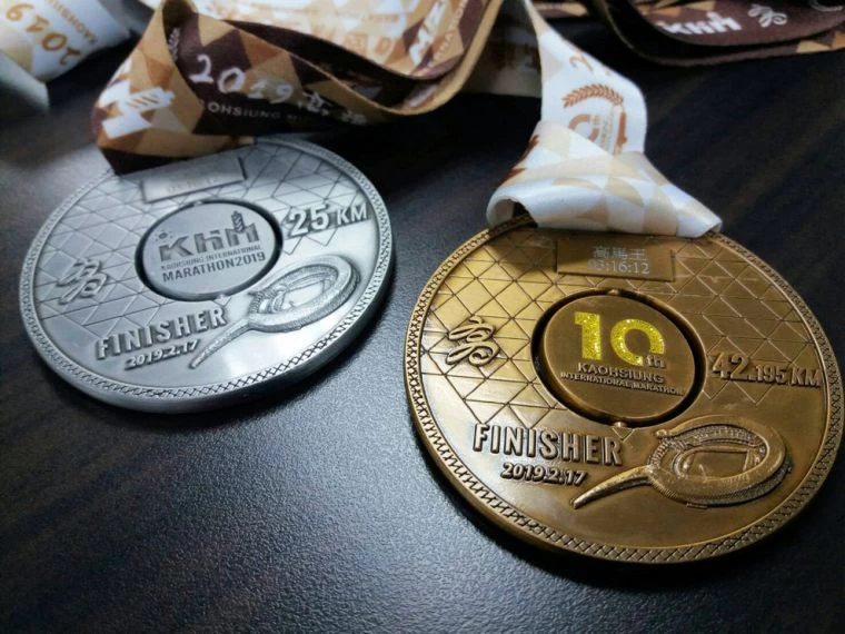 高馬10週年獎牌上的「10th」透映著金粉,足具華麗感。高雄市政府運動發展局提供