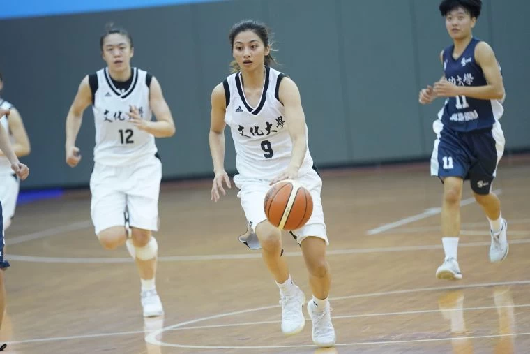 文化大學徐玉蓮17分、13籃板,2度「雙十」外帶6助攻。