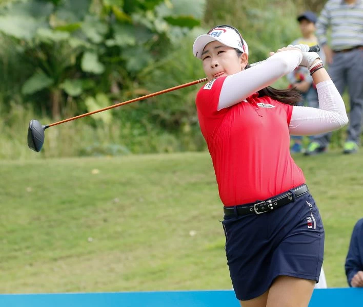 韓國好手金阿林三回合總桿204桿(-12)並列第一。