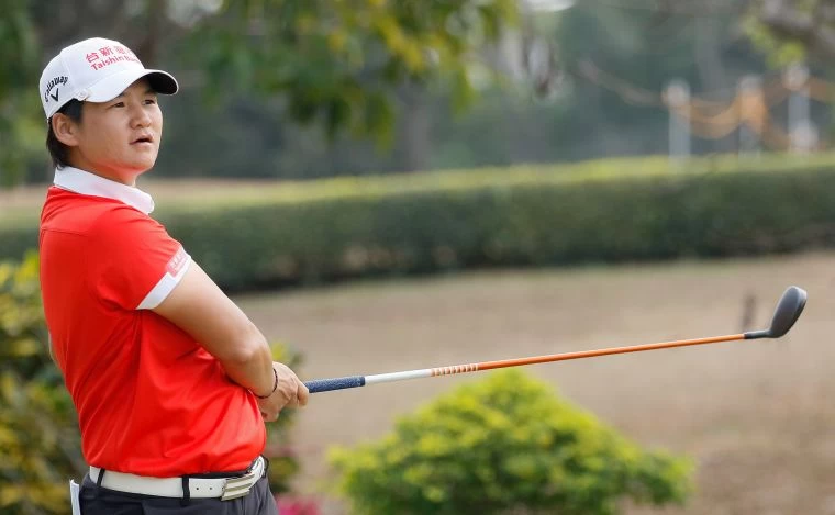 微笑球后曾雅妮三回合總桿213桿(-3)並列18。
