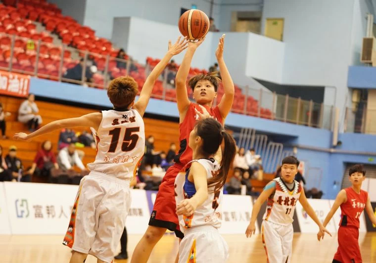 大一菜鳥中鋒陳雅彤12分、14籃板3度「雙十」。