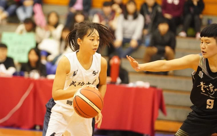 成大王勻妤三分球13投中5拿16分。