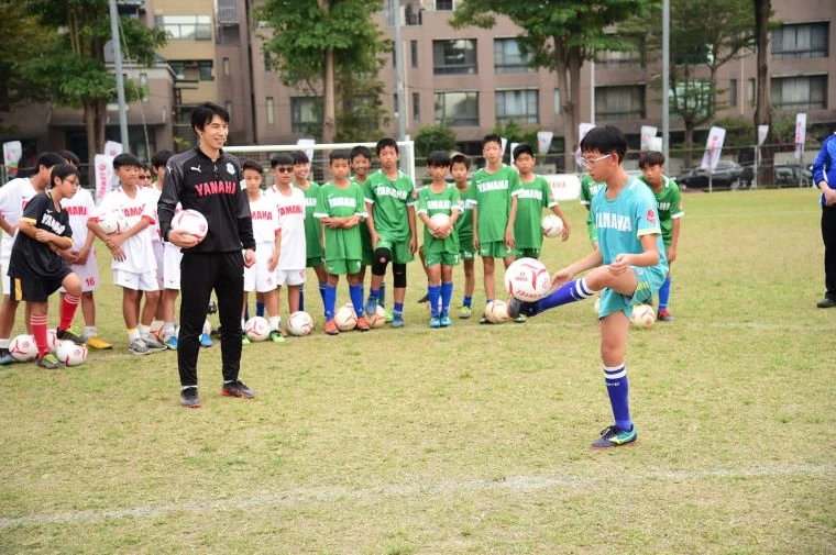 日本職業足球JUBILO磐田喜悅隊教練團連續十年來台進行足球教室,與小球員玩成一片。(主講者為松下幸平教練)