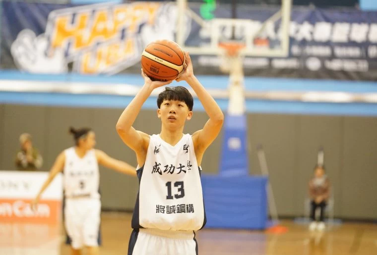 陳亭安16分、16籃板2度「雙十」。
