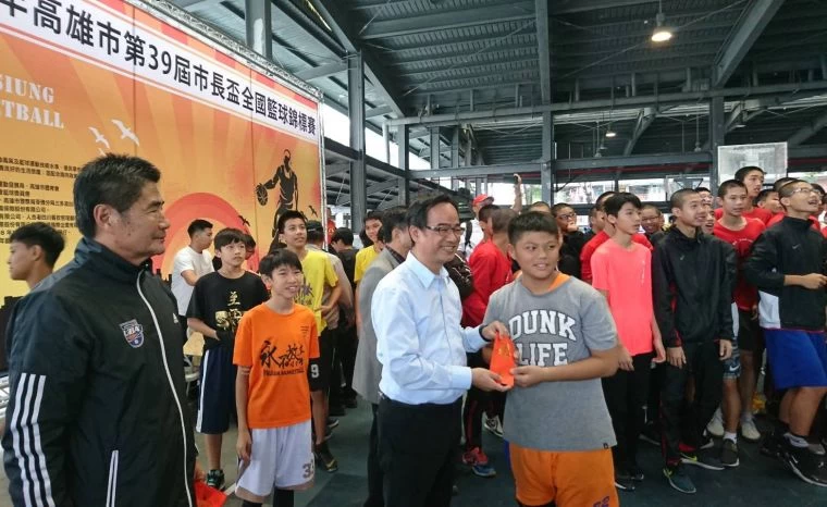 開幕現場舉辦投籃比賽,立委李昆澤頒贈紅包獎勵於中線大賽成功進球的球員。高雄市政府運動發展局提供