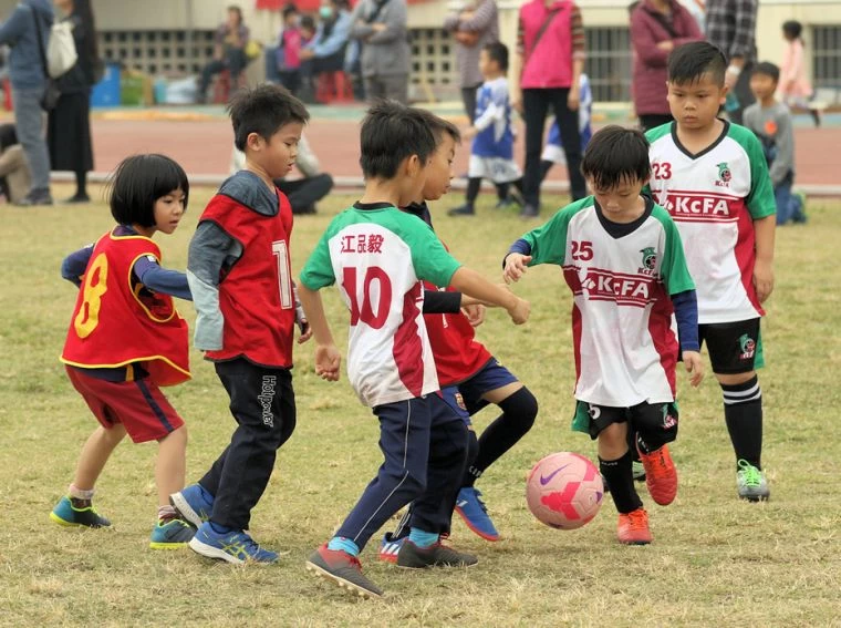 高雄市體育季系列活動-幼兒足球錦標賽各組參賽隊伍卯勁拚晉級。高雄市政府運動發展局提供
