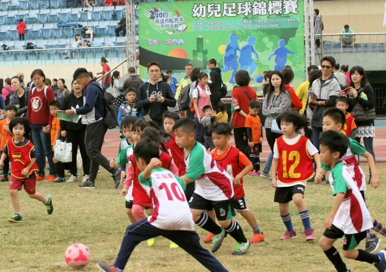 高雄市體育季系列活動-幼兒足球錦標賽各組參賽隊伍卯勁拚晉級。高雄市政府運動發展局提供
