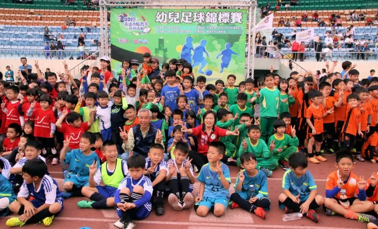 高雄市政府運動發展局代理局長周明鎮、立委兼高雄市體育會足球委員會主委劉世芳等,主持「2019高雄市體育季系列活動-幼兒足球錦標賽」開幕儀式並與參賽球員大合影。高雄市政府運動發展局提供