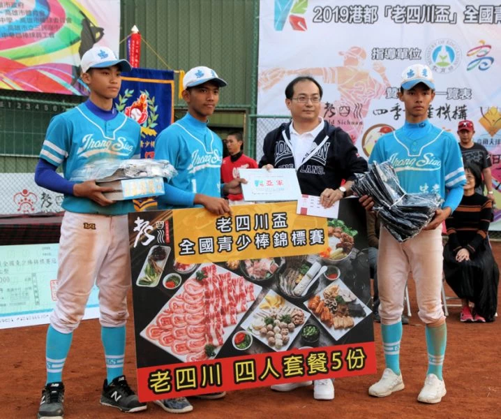 人杰老四川餐飲管理顧問公司總經理吳明翰(右二)頒贈高市忠孝亞軍獎品與獎牌。大會提供