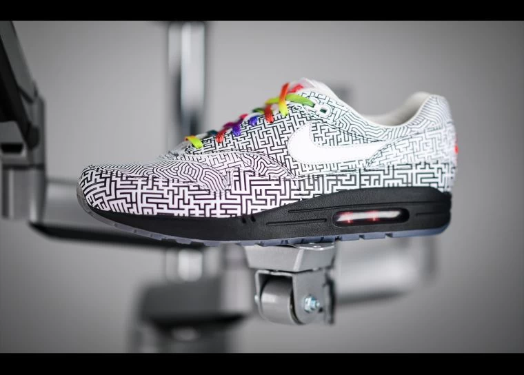wang Shin的Nike Air Max 97 以他所在城市的霓虹燈牌為靈感,配以消光黑色鞋身、點綴充滿活力的配色,並參考國旗上的太極符號繪製輪廓。