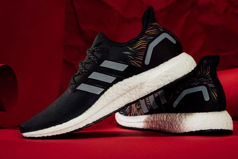 adidas全新AM4CNY專屬配色鞋款讓繽紛動感的流線,躍動於全黑的鞋面上。