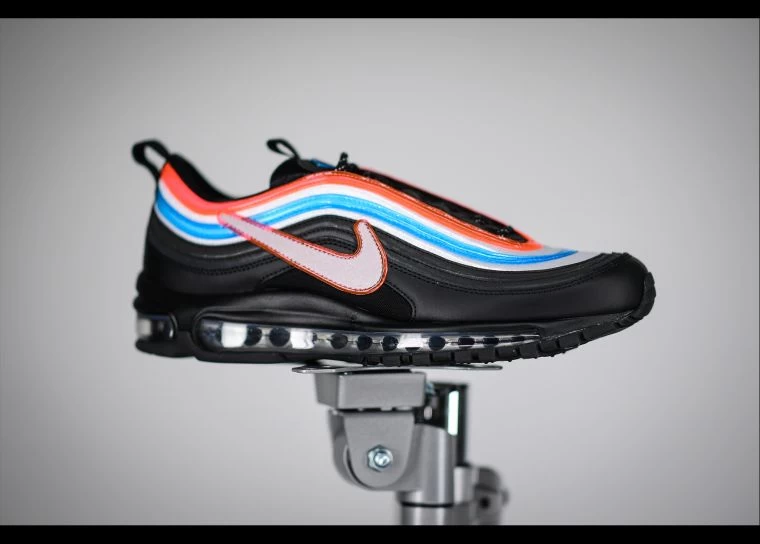 wang Shin的Nike Air Max 97 以他所在城市的霓虹燈牌為靈感,配以消光黑色鞋身、點綴充滿活力的配色,並參考國旗上的太極符號繪製輪廓。