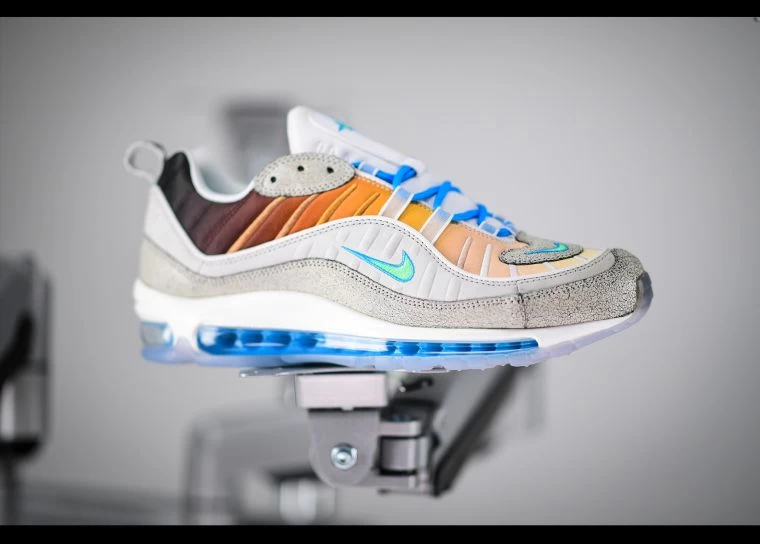 Gabrielle Serrano的Nike Air Max 98 La Mezcla 代表著紐約這座城市的多元族群的融合,它將多樣的民族、種族和文化背景融為一爐,突顯了紐約的與眾不同之處:人。