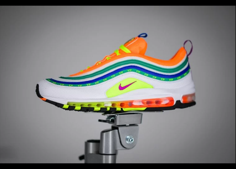 Gabrielle Serrano的Nike Air Max 98 La Mezcla 代表著紐約這座城市的多元族群的融合,它將多樣的民族、種族和文化背景融為一爐,突顯了紐約的與眾不同之處:人。
