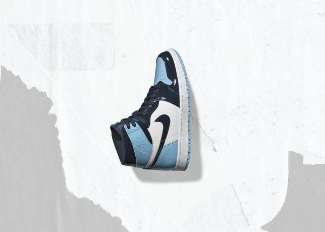 AIR JORDAN I HIGH OG WOMEN'S BLUE CHILL：漆皮鞋面加持的女款Air Jordan 1 High OG用深藍、北卡藍和白色向Michael Jordan曾就讀的北卡羅萊納大學表達敬意。​