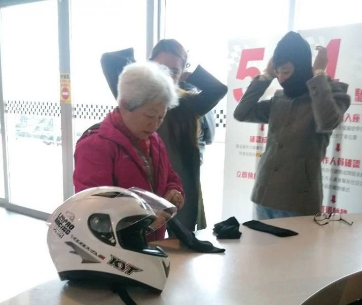 正港老司機登場,8旬老奶奶陪正妹孫女尬車,下場前換裝整備。